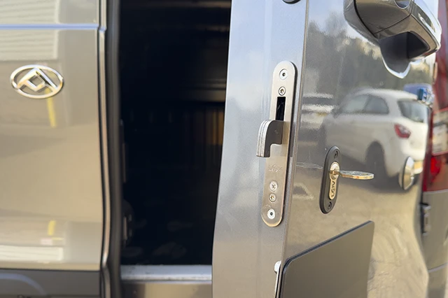 Maxus eDeliver 7 Hook Lock